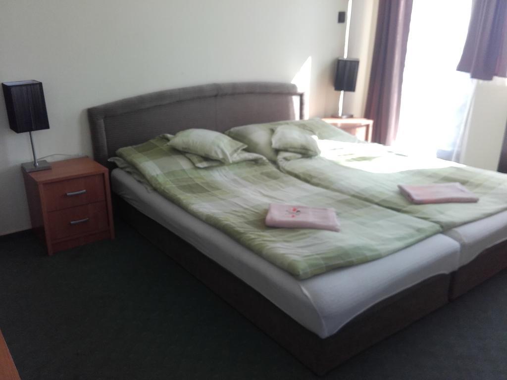 Domino Panzio Bed & Breakfast İstolni Belgrad Oda fotoğraf